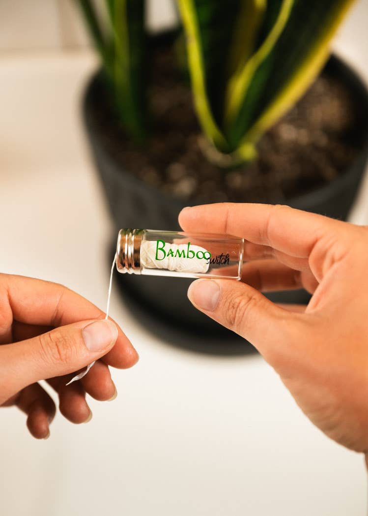 Vegansk tandtråd i bambu — naturlig och biologiskt nedbrytbar tandtråd